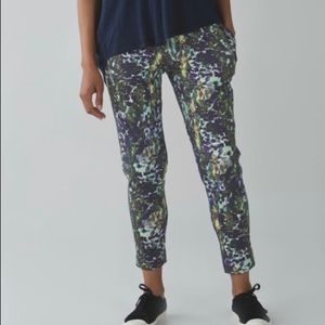 NWT Lululemon Jet Crop *Luxtreme (Slim)
Floral Sport White Multi Size 6